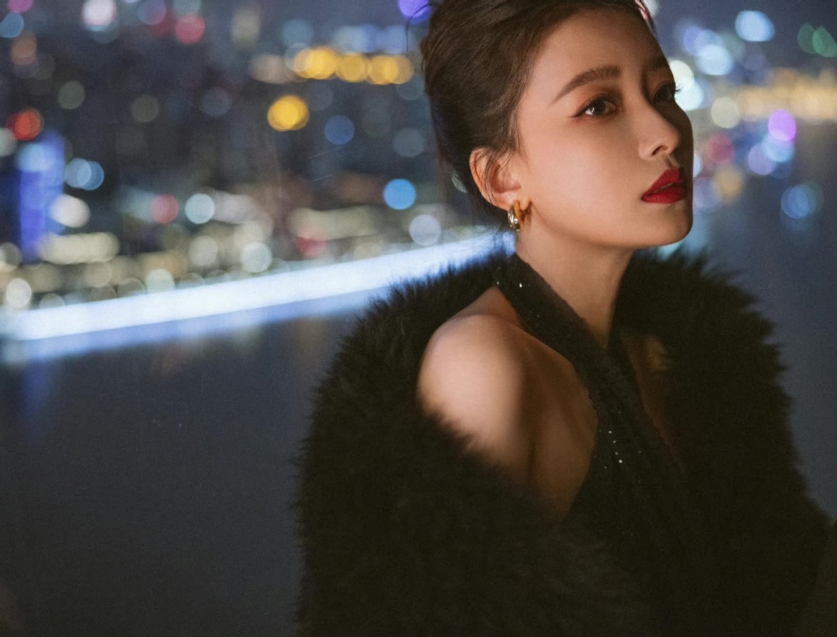 孙怡|?离婚后的姐姐太漂亮！孙怡红毯首秀大爆火，穿玫瑰红长裙造型封神