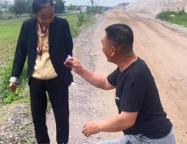 李玉成|85岁马玉琴挺大肚子逛公园，李玉成单膝跪地送鲜花，网友：乐疯了