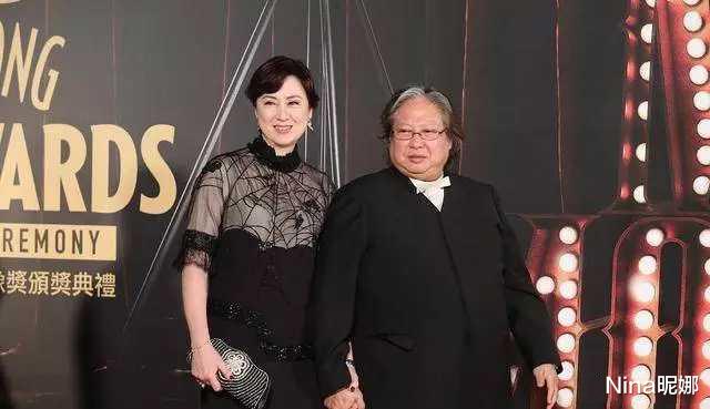 运动装|洪金宝71岁大寿摘草莓！小14岁妻子穿运动装贴心陪伴，混血颜值同框像父女