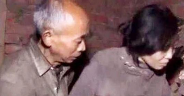 1995年,四川女大学生被120元卖给山村老汉,2人跟牲口住了17年