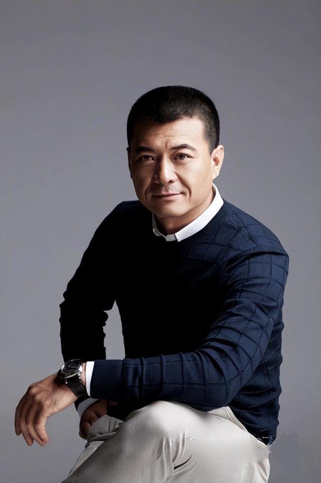 王新军|王新军让前妻过丧偶式婚姻，二婚却把秦海璐宠上天，唐静究竟差哪