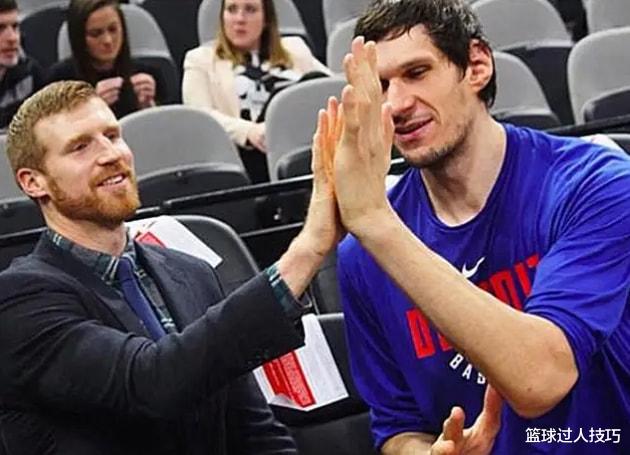 迈克尔·乔丹|NBA巨人手掌和普通人相比，乔丹单手拎起南瓜，博班拿iPad当手机