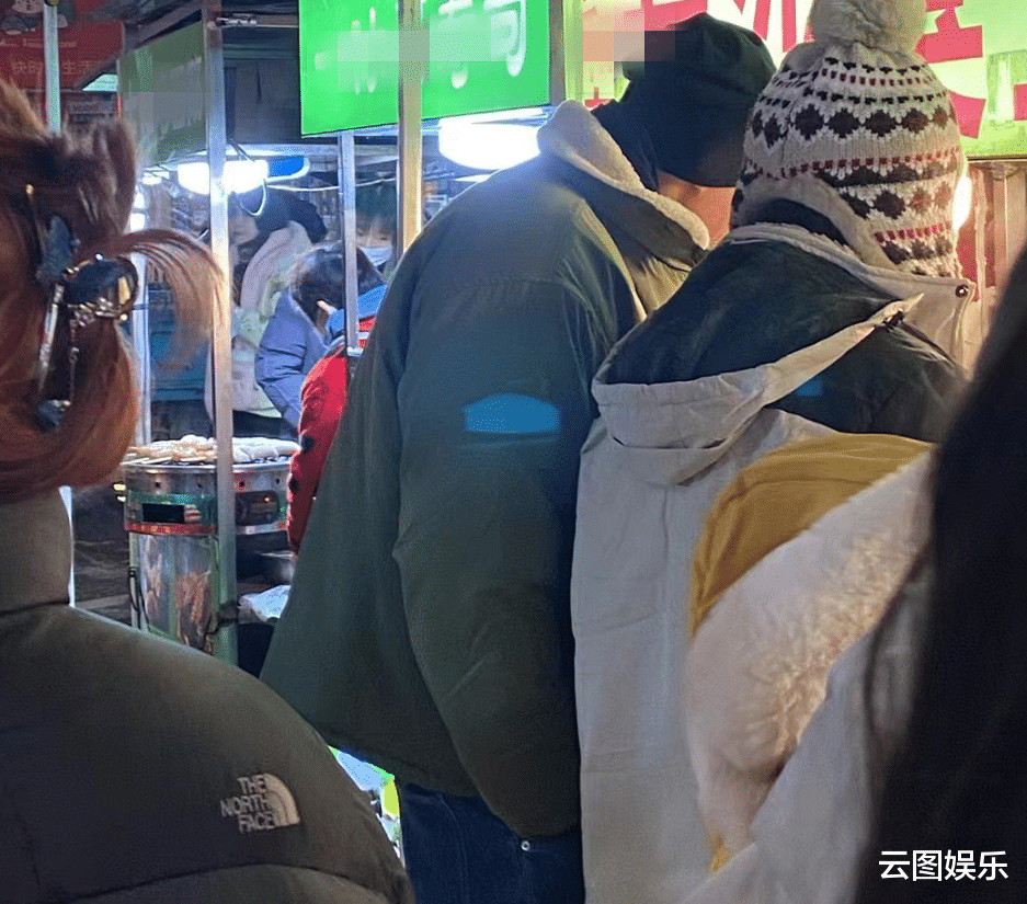 何润东|何润东携妻到内地过年!路边摊买臭豆腐接地气,妻子高挑颜值出众