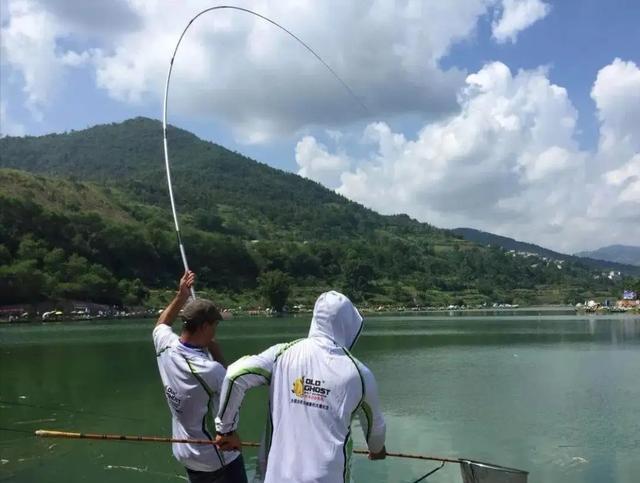 重庆|重庆一男子钓鱼玩出新花样，直接颠覆了人们的想象，网友：吃鱼生