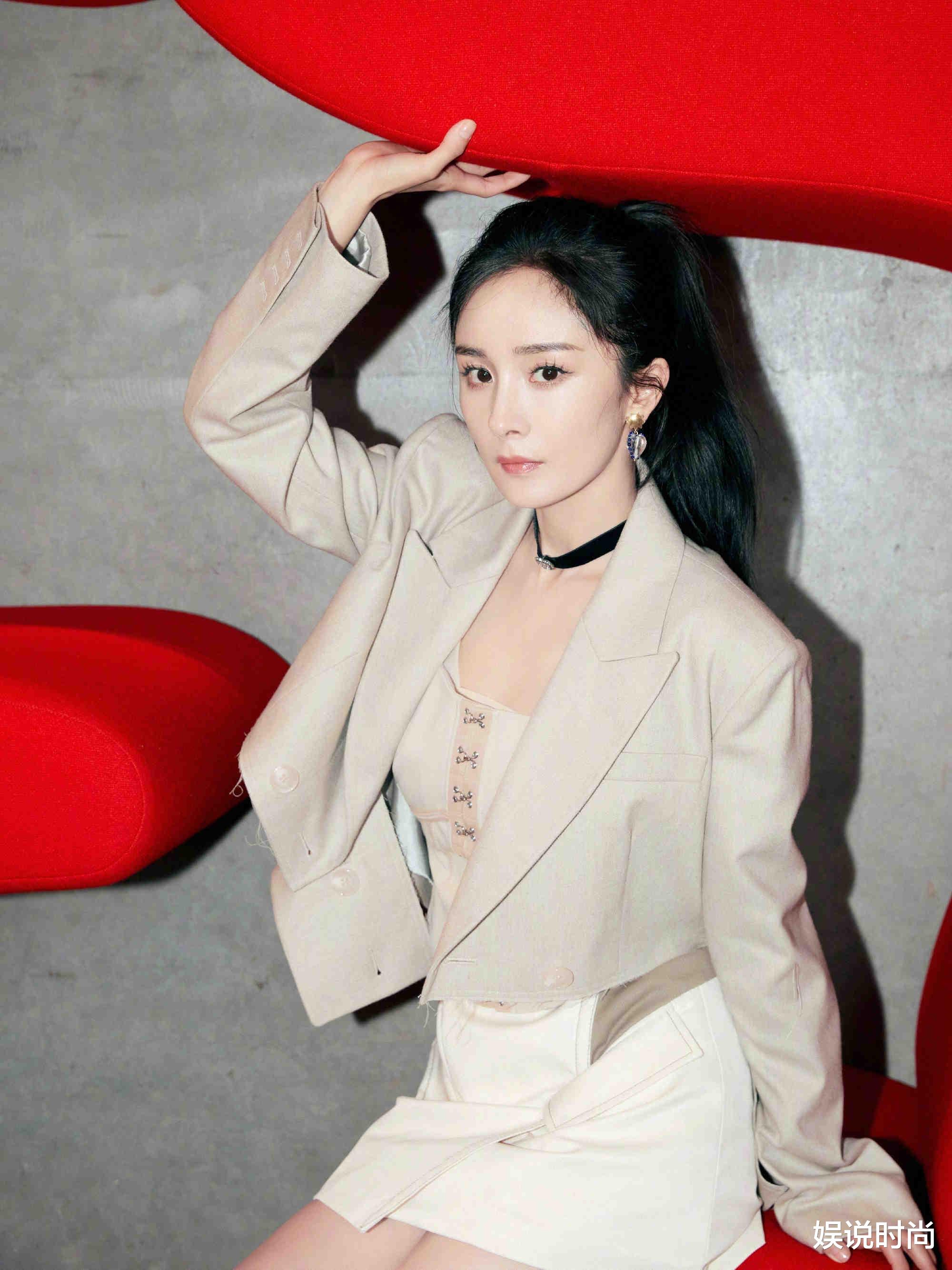 穿衣搭配|杨幂直播造型曝光，小西服+工装裙，优雅俏丽新时尚