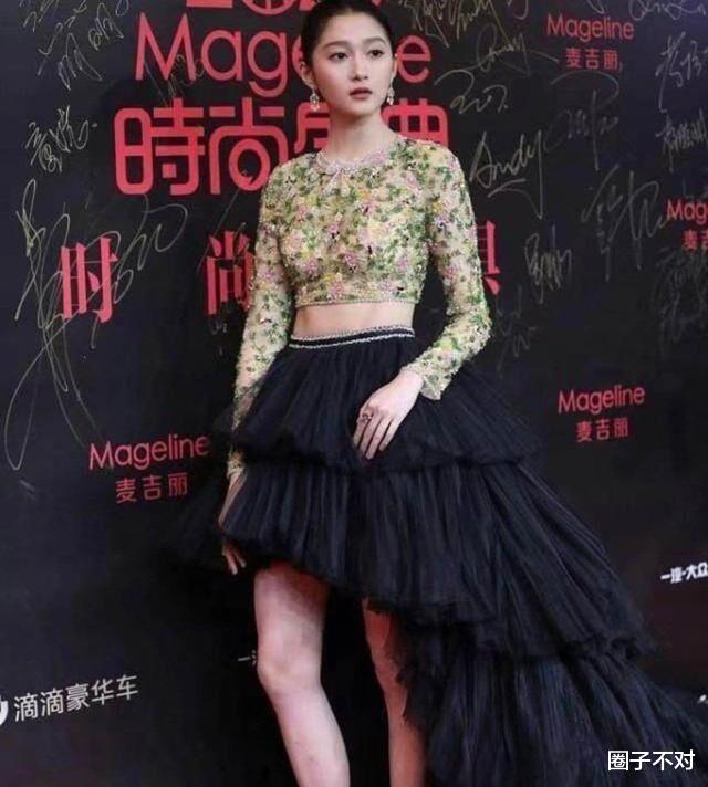 关晓彤|关晓彤早期的造型，放到现在看也依旧很高级，越看越美