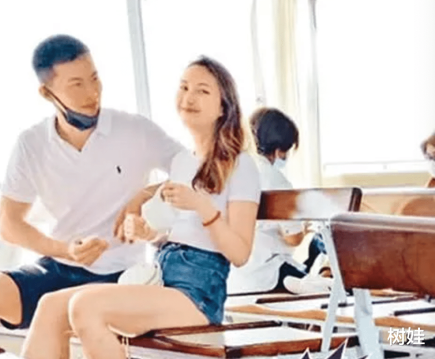 何超云|何超云与未婚夫搭渡海小轮,获男方体贴擦汗,两人打扮素朴很般配