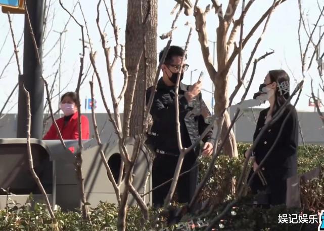 许魏洲|许魏洲携妻出游超宠溺，张圣樱大眼长发气质好，腹部浑圆疑似有孕