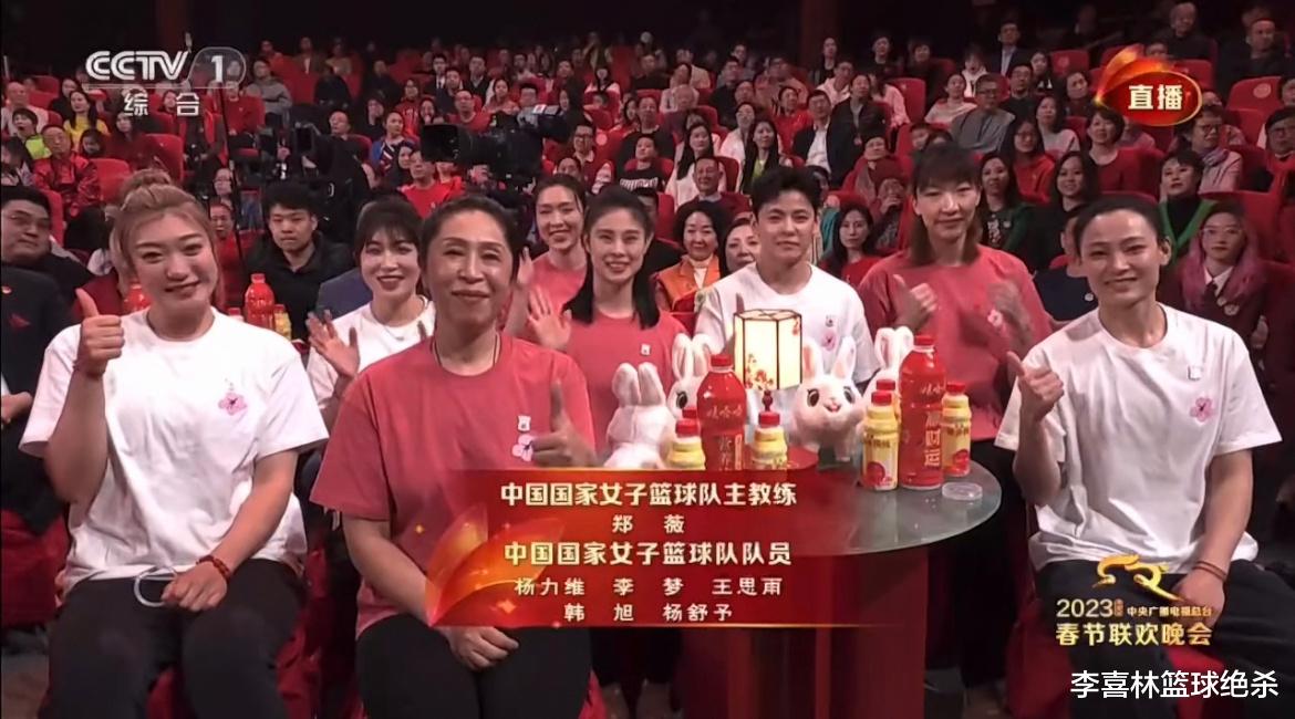 吴磊|女篮上春晚!李梦俏皮合影毛不易,1米82吴磊合影2米07韩旭显娇小