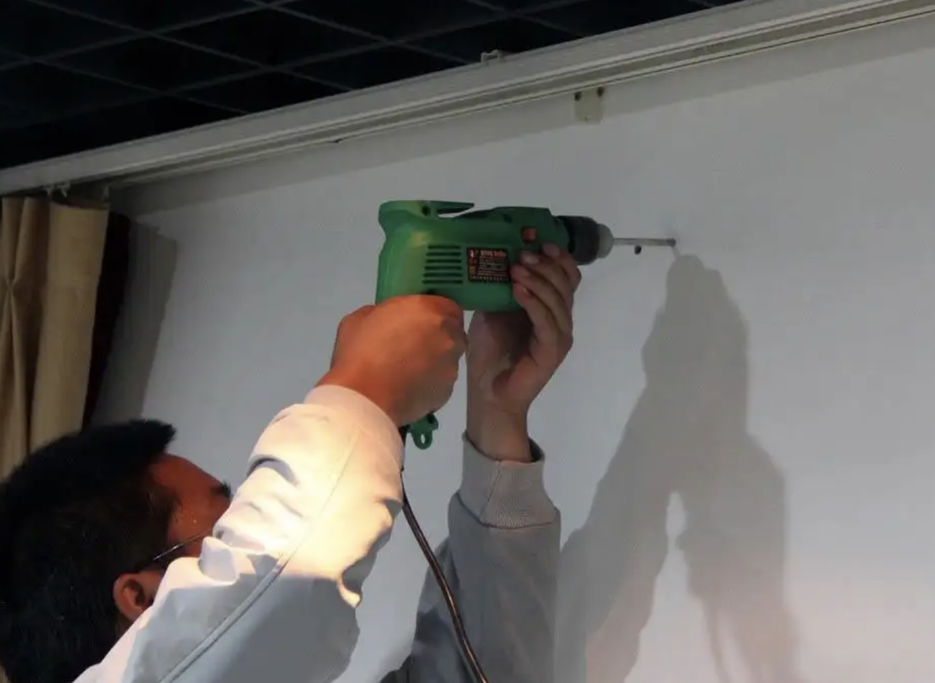 墙上钻孔“淘汰”了，国产“液体钉”问世，不伤墙体比电焊还牢固