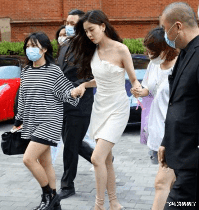 明星|来看三线小明星出行的排场,两名助理左右搀扶;是把自己当皇太后了?