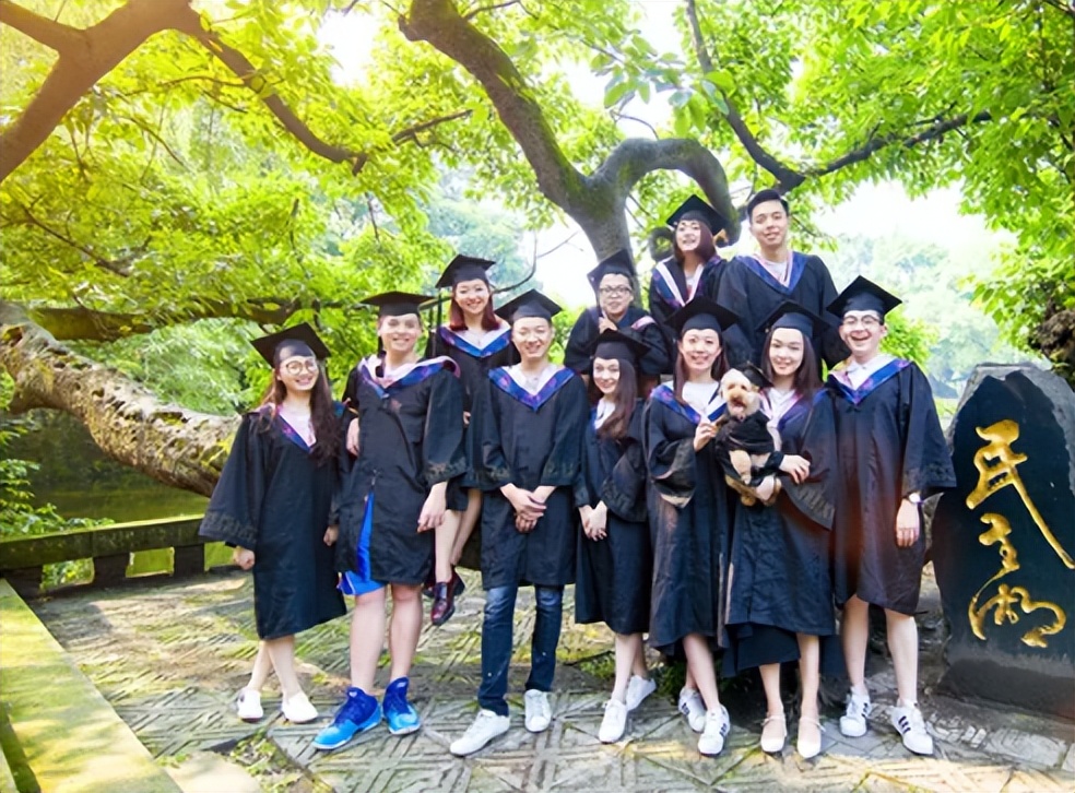 大学生|“如果你的学士服是粉领子，工资可能就这个数”，学姐无奈自嘲