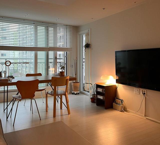 不追求花里胡哨,客厅丢掉茶几、电视柜,100入住5年,宽敞舒适