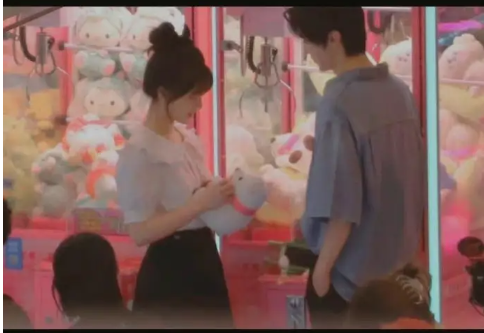 豆瓣|赵露思新剧《偷偷藏不住》来了!校服造型的赵露思太可爱了!