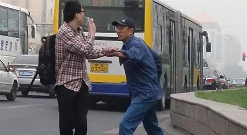 回顾 六旬大爷朝小伙吐口水,拒不道歉被打成骨折,广州法院判了