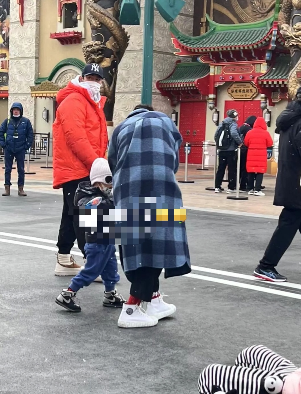 田朴珺|王石一家三口罕同框，爱女由保姆抱着不哭不闹，父女俩相差70岁