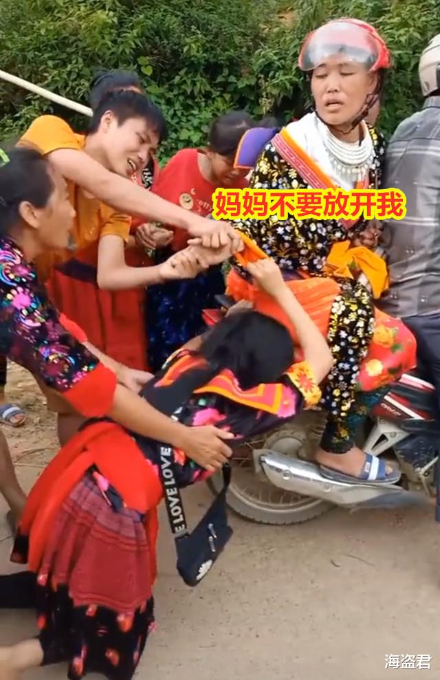 女子改嫁被新丈夫接走,2个孩子拽着妈妈手不放,哀求妈妈不要走