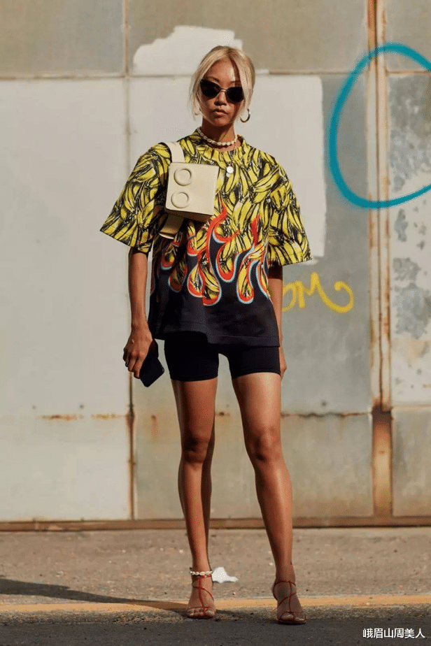 今夏别再穿T恤配牛仔裤了，太土！要搭就搭这3种下装，时髦高级