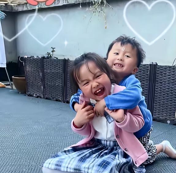 奇奇|田静爸爸晒悦悦跳手势舞,奇奇在一旁看呆了。网友:俩孩子太优秀