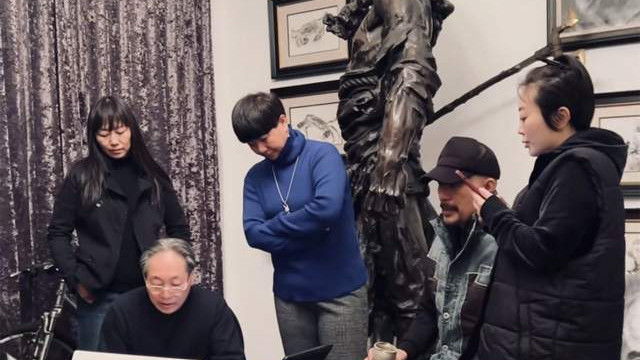 徐锦江|徐锦江大年初七开工！亲自教导两位美女学生画画，巨大铜像引关注