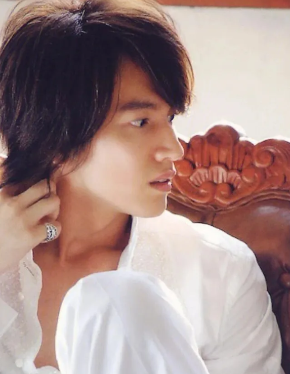 言承旭|46岁言承旭穿无袖服扫楼，秀完美身材，面部崎岖肌肉僵硬被疑动脸