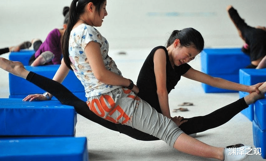 冯晓琴|她靠一张挺胸照走红，却发育过快被迫退役，拒绝进娱乐圈去做教练