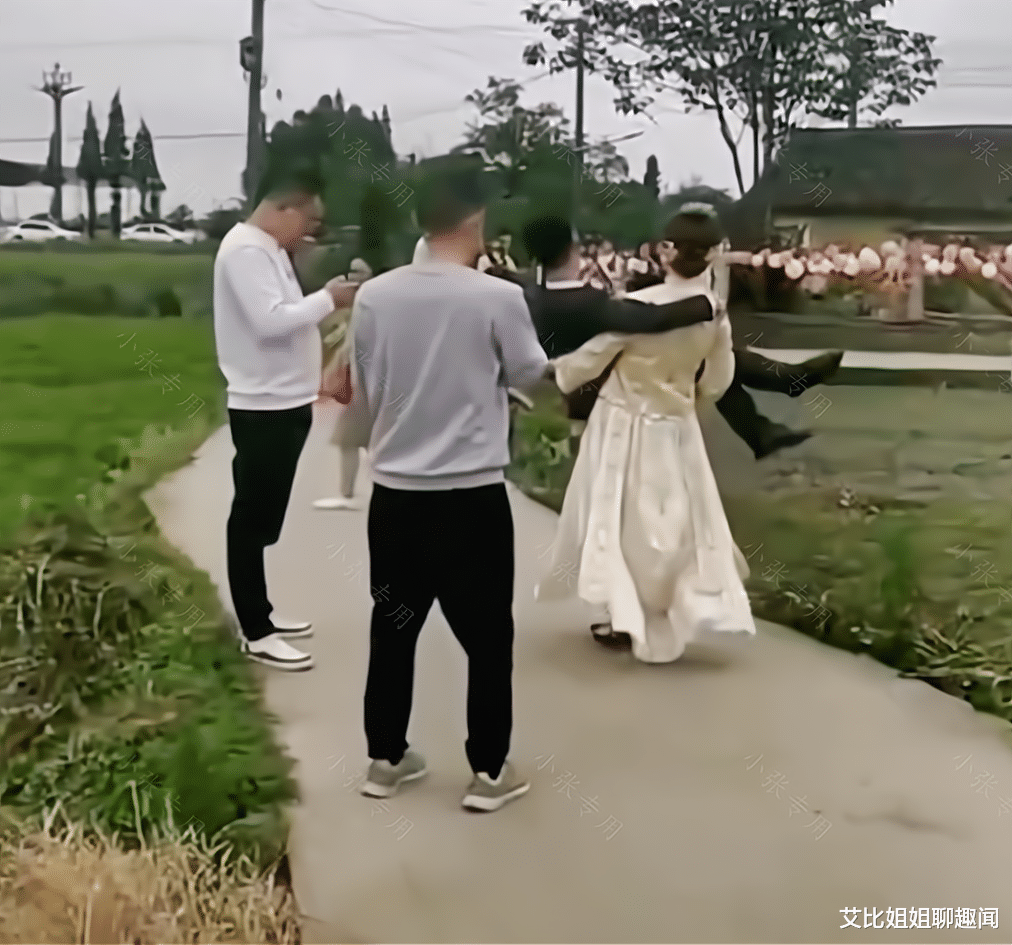 结婚当天,新郎被新娘一把抱起,径直走向婚宴现场