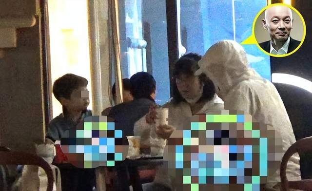 官宣|65岁葛优带娃出游！包裹严实不想被人认出，老婆背布袋子太接地气