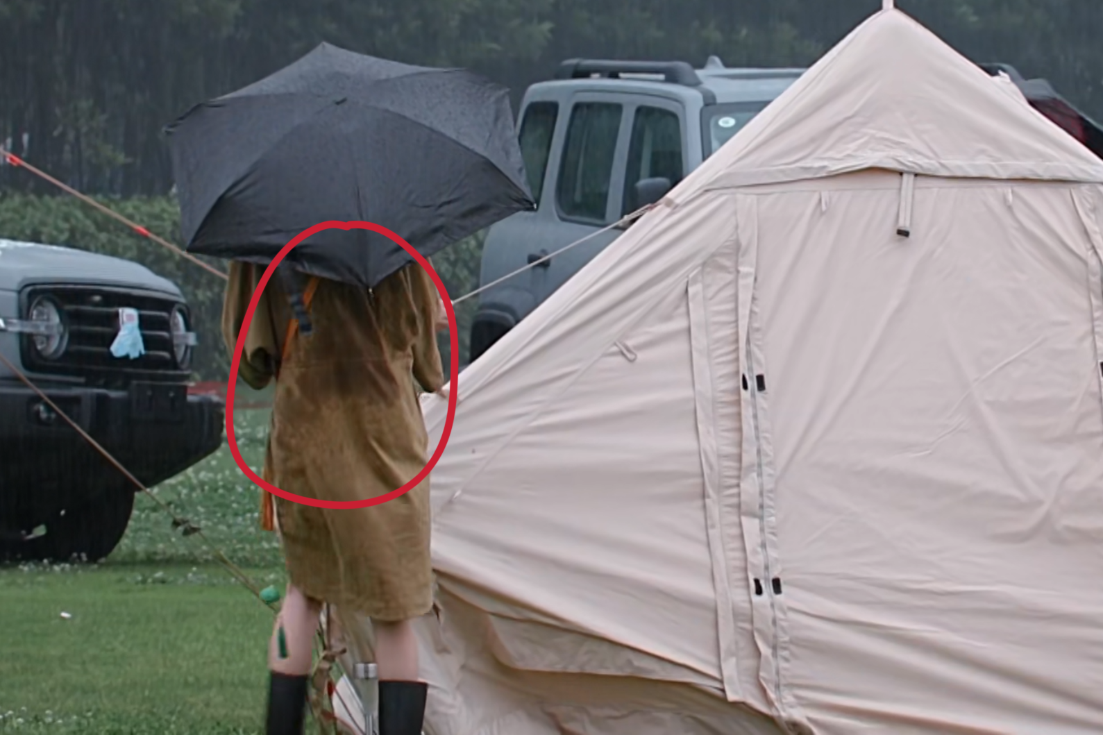 毛晓彤|杨幂录节目不娇气！生理期坚持睡帐篷淋雨，和baby形成鲜明对比