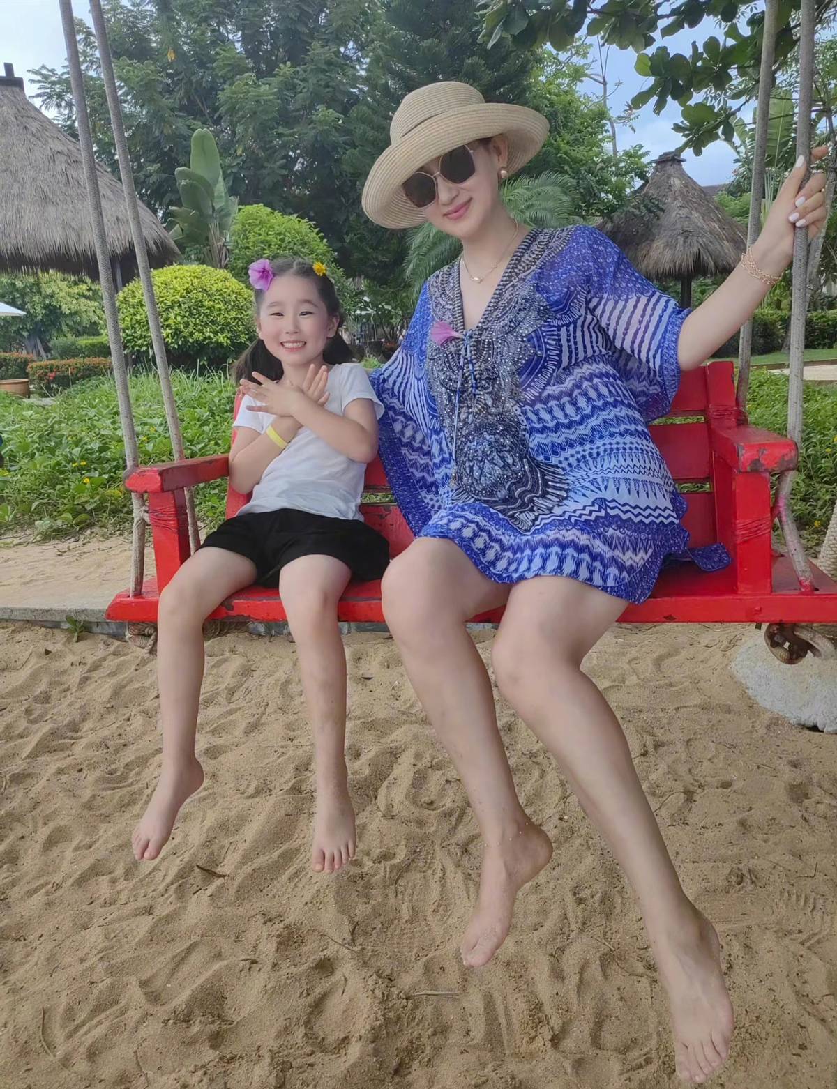 赵文卓|赵文卓14岁女儿初长成！一家五口度假，她打扮最成熟太抢眼！