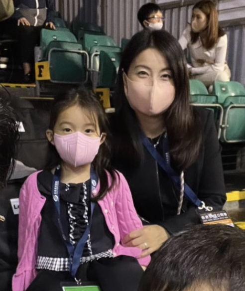 郭晶晶|霍启刚携家人看球赛，儿子穿校服好帅气，女儿气质温婉像郭晶晶