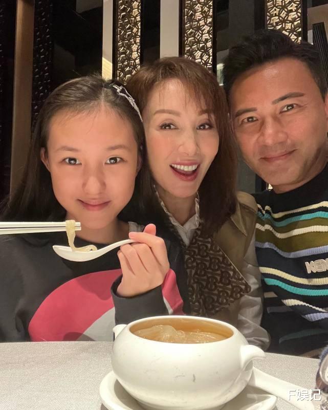 林文龙开车带郭可盈和女儿去郊游 一家三口在山顶拍下温馨全家福