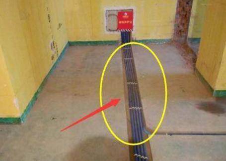 装修时电线都不埋地里了,内行人都这样做,更方便维修!