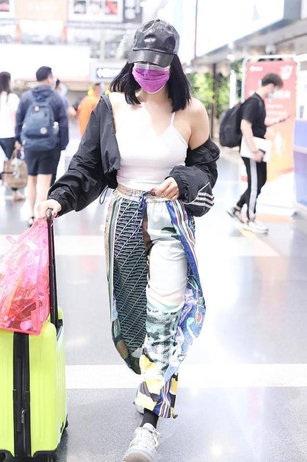 夏天多穿穿运动外套，清纯的打扮也挺凉爽，还比短袖更防晒