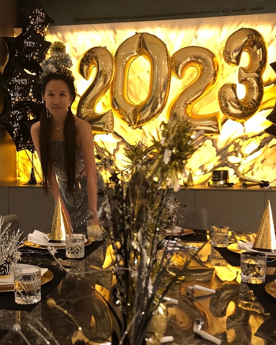 vera wang 73岁王薇薇新年亮相强行扮少女！穿钻石露腰装扎双马尾，秀少女腰