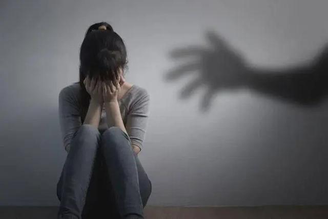 女子聚会喝断片被前男友拉进厕所,事后怀孕不敢报警酿悲剧