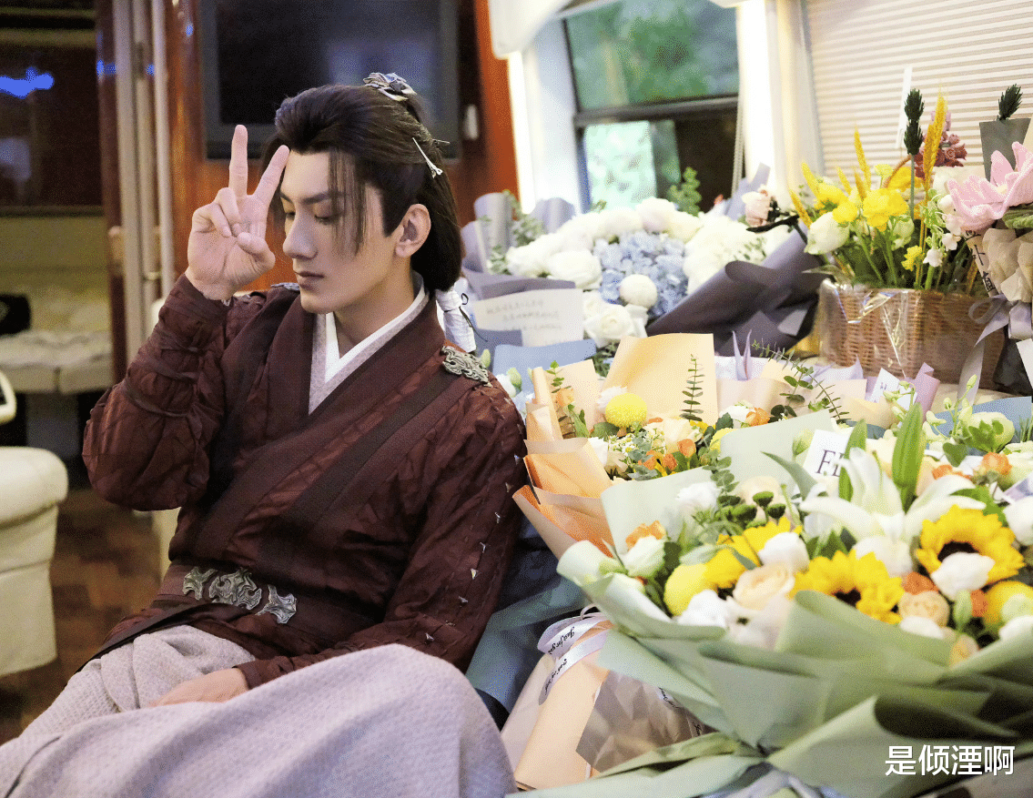 成毅|《莲花楼》肖顺尧杀青照曝光!成毅红衣很养眼,陈都灵古装好绝!