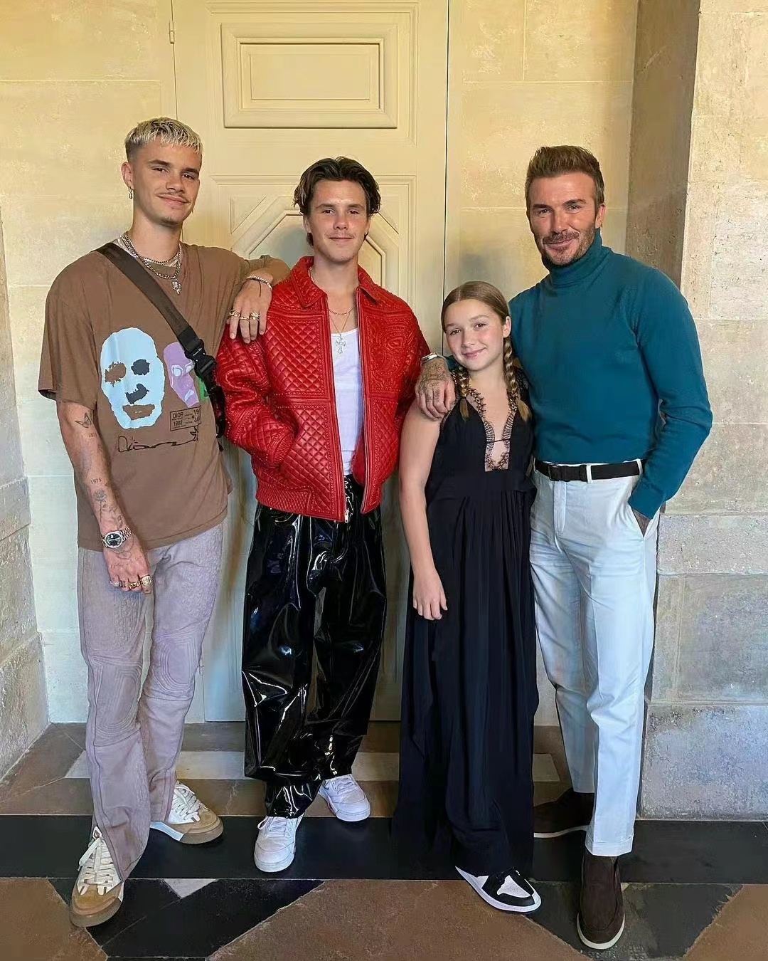 哈珀·贝克汉姆|小七真可爱！11岁七公主穿着裙子，拿手机给自己来了个美美的自拍