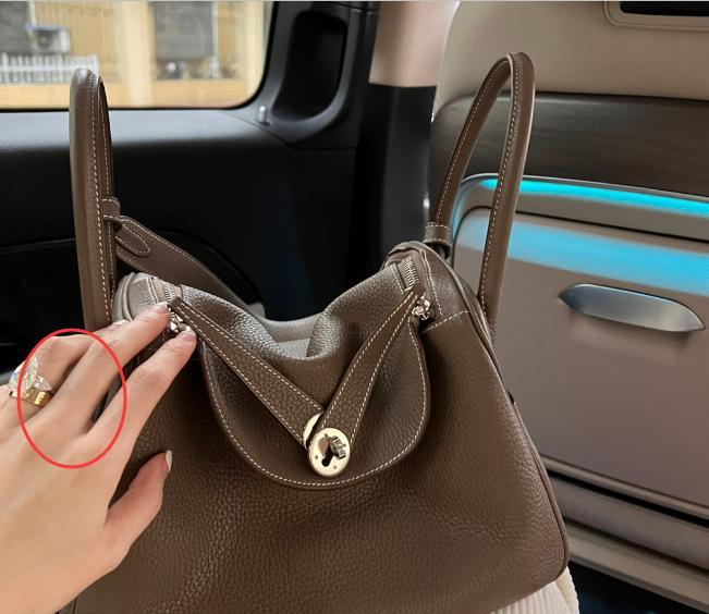 程晓玥|程晓玥近照孕肚凸显，晒人生中首个爱马仕包，订婚后仍住自己豪宅