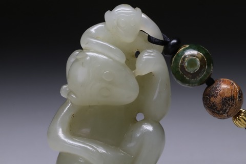 和田玉籽料|舊藏和田玉籽料“子母灵猴”.