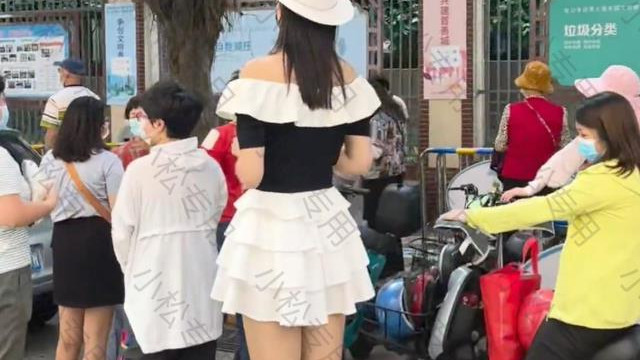 上海：女子穿短裙接娃放学，旁边女子紧盯大长腿