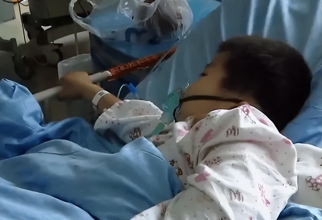 5岁女孩病重,其父却狠心无情抛弃离去。最后孤独离开世间