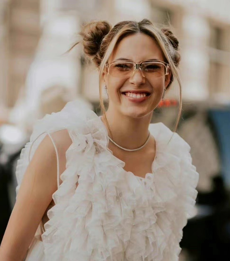 谷爱凌看秀比金卡戴珊还忙！连换四套造型件件惊艳，丸子头美出圈