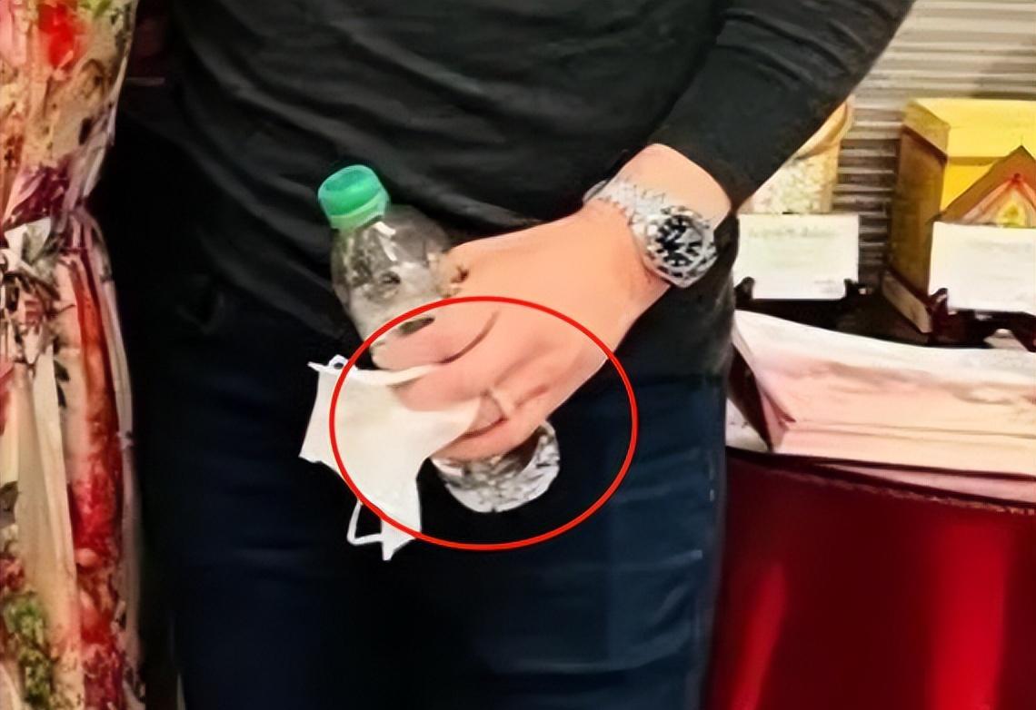 霍建华|霍建华离婚风波后露面！挺肚腩胖到认不出，与林心如同框像父女