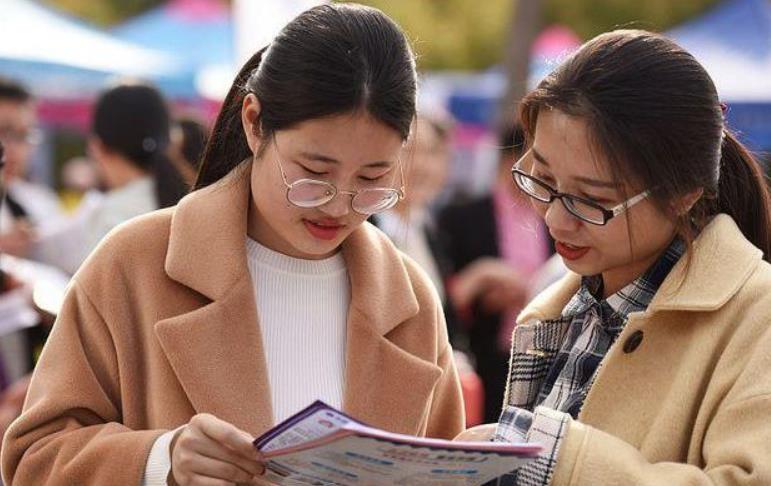 |一大批22届本科毕业生，进厂拧螺丝，“读书无用论”再度风起云涌