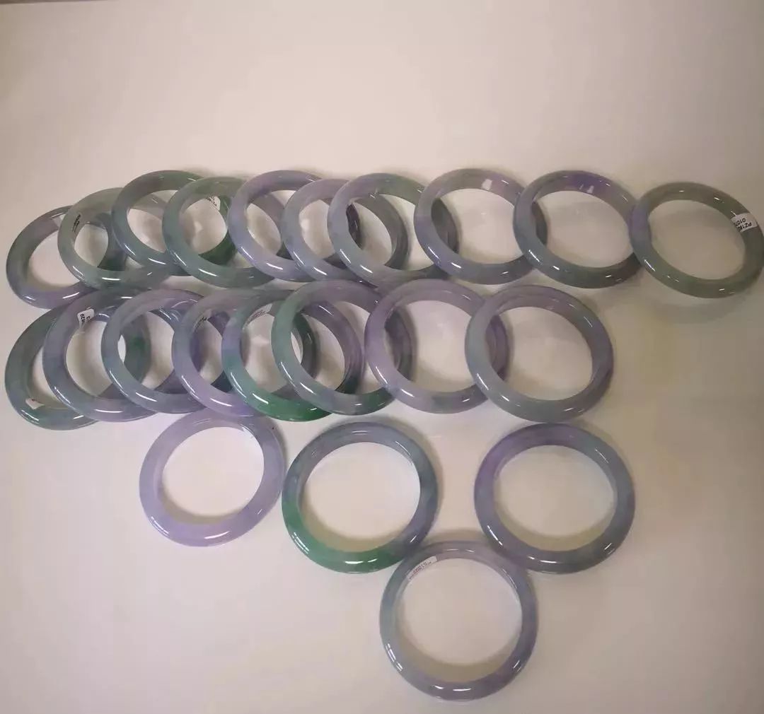 翡翠|小伙不慎买下“尸横遍野”的翡翠原石，最后竟鬼斧神工取出22支冰种春带彩手镯