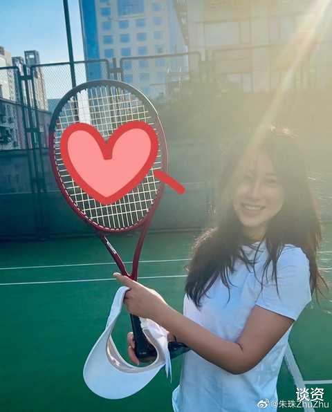 朱珠|朱珠变网球少女,产后身材微胖但状态灵动,未恢复的小肚子太真实了