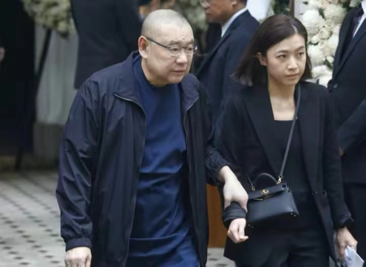 刘銮雄|71岁刘銮雄现身香港街头!弯腰驼背头发稀疏,4名保镖左右护航