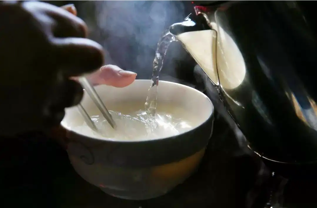 用开水烫碗筷,真的能消毒吗?央视用实验告诉你:想法太天真了