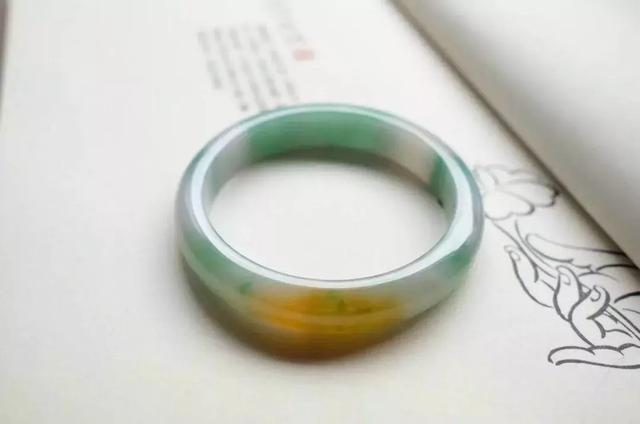 翡翠手镯|1千块和1万块的翡翠手镯，差距到底有多大？